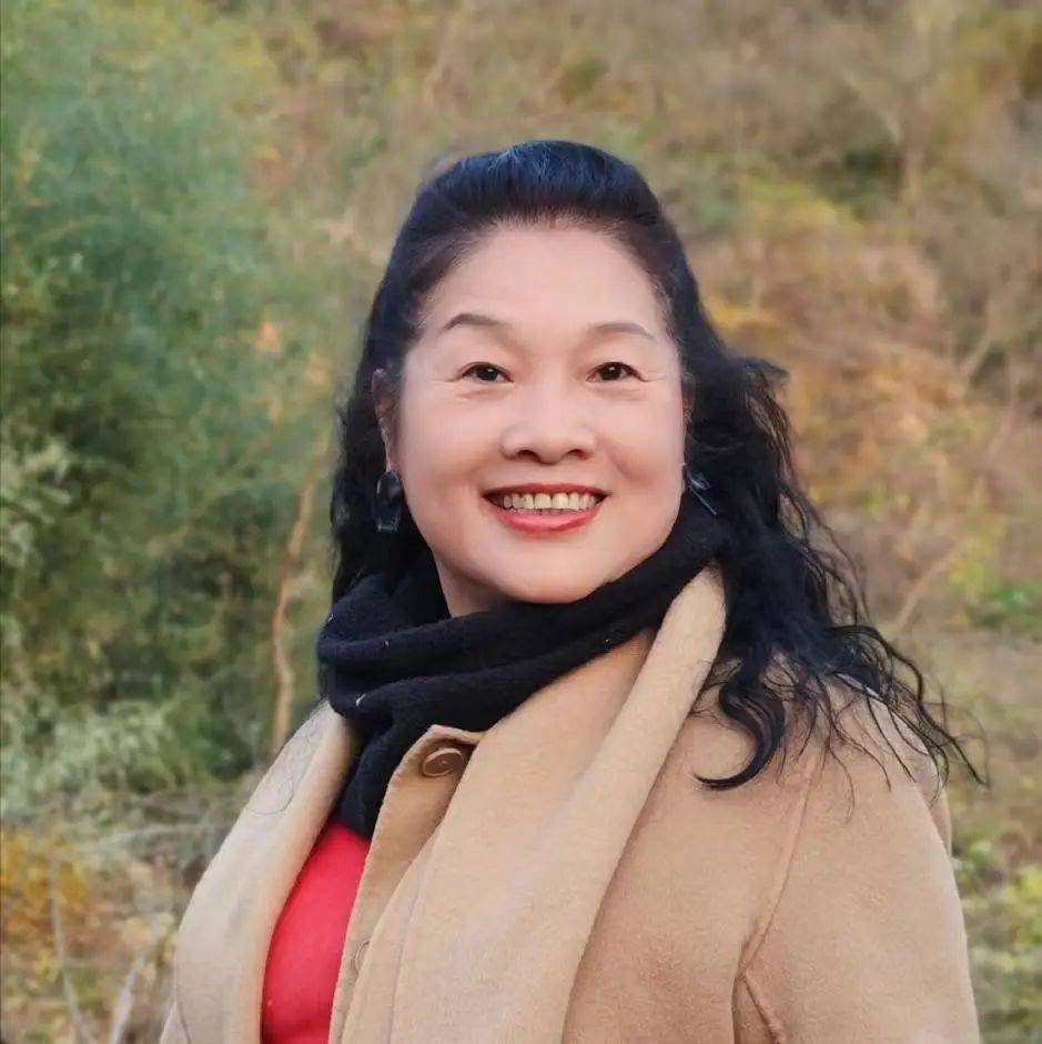 湖北人,现系湖北省中华诗词学会理事,湖北省中华诗词学会女工委副主任