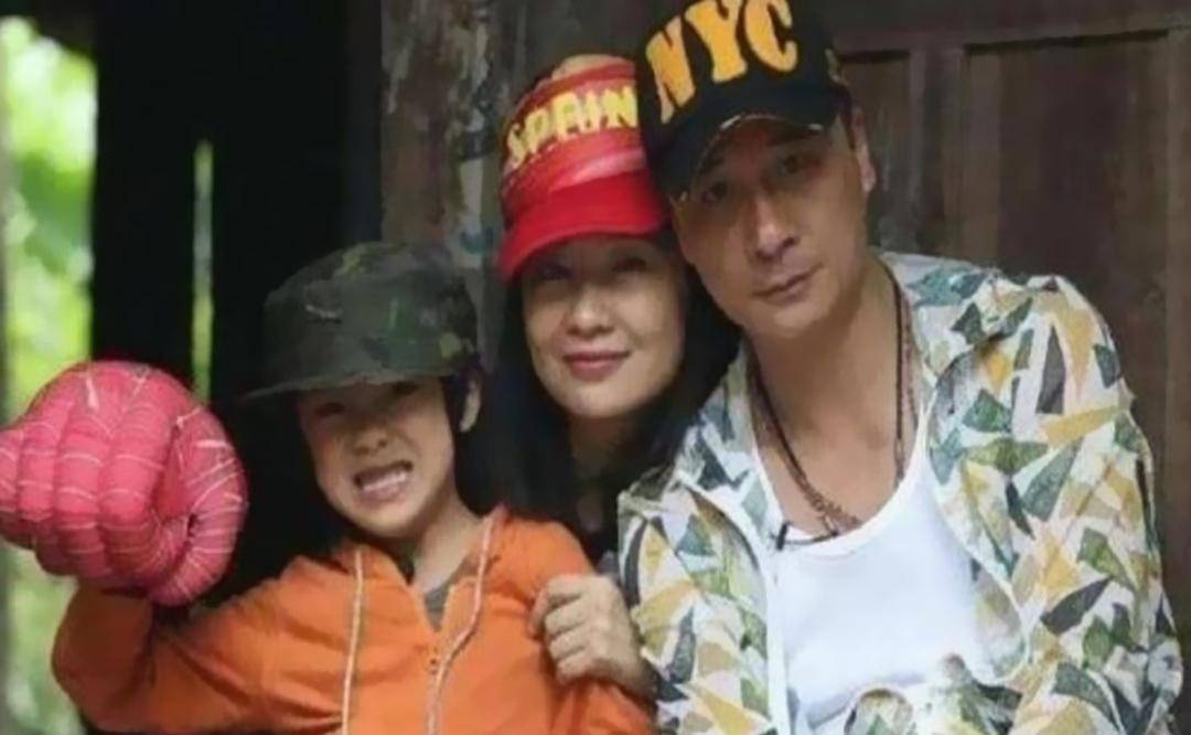 如今48岁王丽萍容貌上没有显示一点皱纹,更像20多岁青春少女,而她丈夫