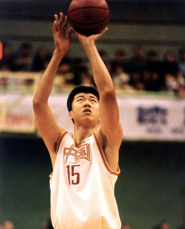 "耐克巅峰"篮球赛之后,王治郅开始成为nba球探的直接目标