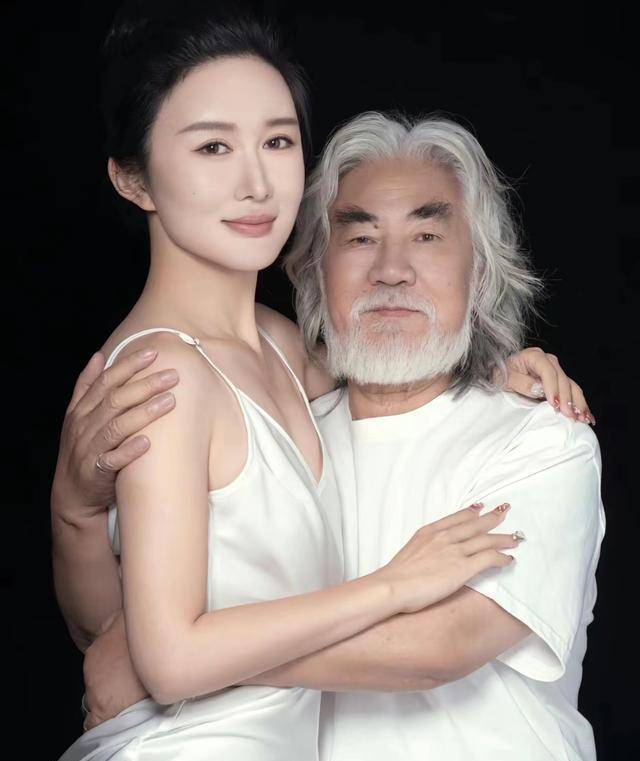 著名导演张纪中晒小娇妻合照秀恩爱,我却笑死在网友的评论区_张智正