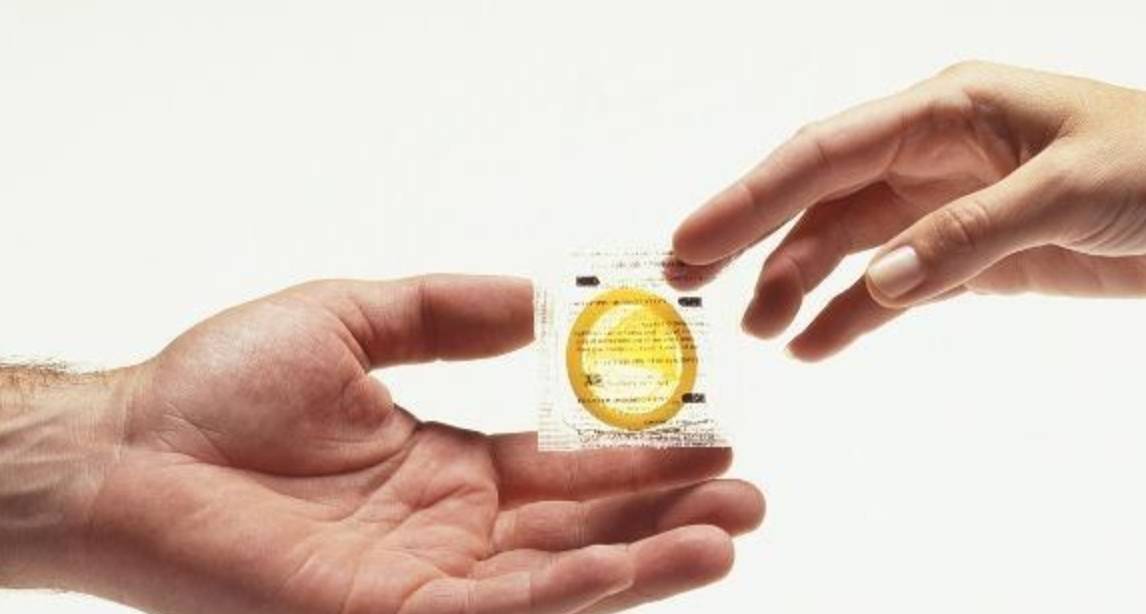 "套套"使用要注意,莫要因为爱,而伤了身!_避孕套_保护_风险