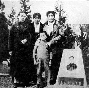 萧军,萧红,许广平,周海婴在鲁迅墓前她记得鲁迅与许广平对她的慷慨
