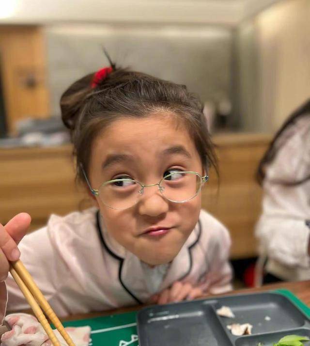 贾静雯为女儿庆生,晒7岁咘咘萌照,希望她不要和妹妹波妞吵架_修杰楷