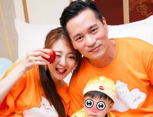 安以轩带儿子坐豪车,66"小奶牙"抢镜,大鼻子和爸爸一模一样_孩子_老公