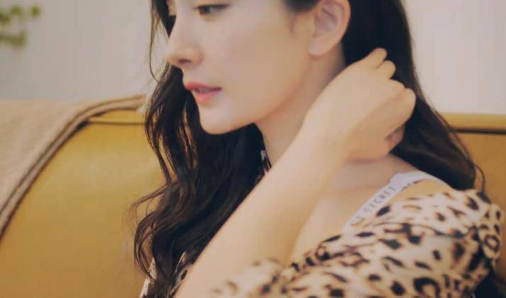 杨幂又换风格了,穿"轻熟气质"外套尽显33岁韵味,高级感十足_镜头_品牌