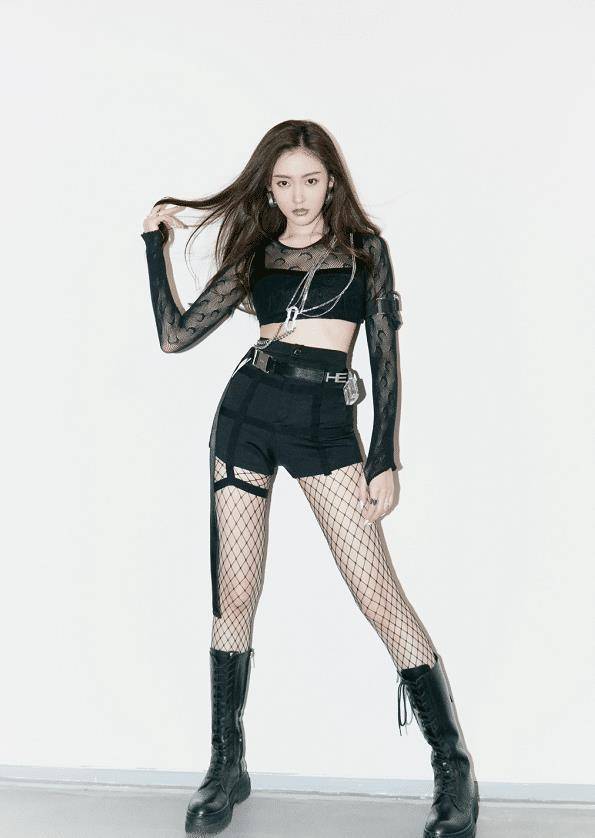 张天爱为证自己腿长,穿渔网袜还要套个"腿环",哪知腿细让人疯_造型