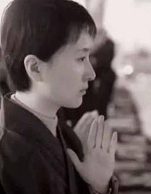 "林妹妹"陈晓旭之墓:鲜花环绕,汉白玉雕像让人垂怜_林黛玉_芭蕾_因为