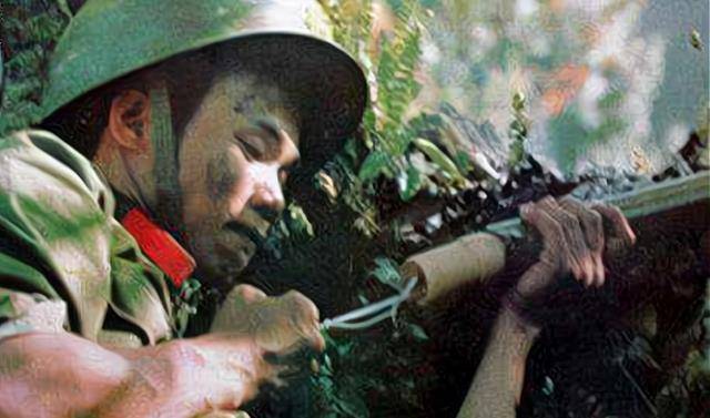 战斗结束后,团长刘亚苏得知了马占福的英勇事迹,听着马占福留下"连续