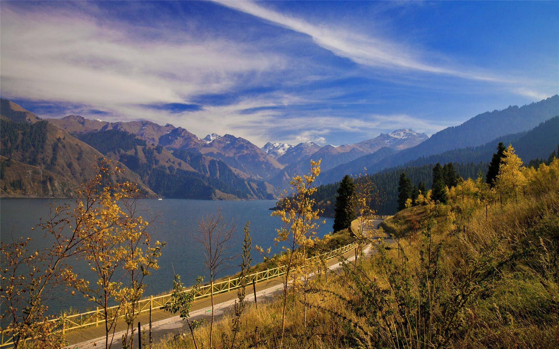 天山天池,镶嵌在天山的一颗明珠,落入凡间的"仙界瑶池"_景色_气候