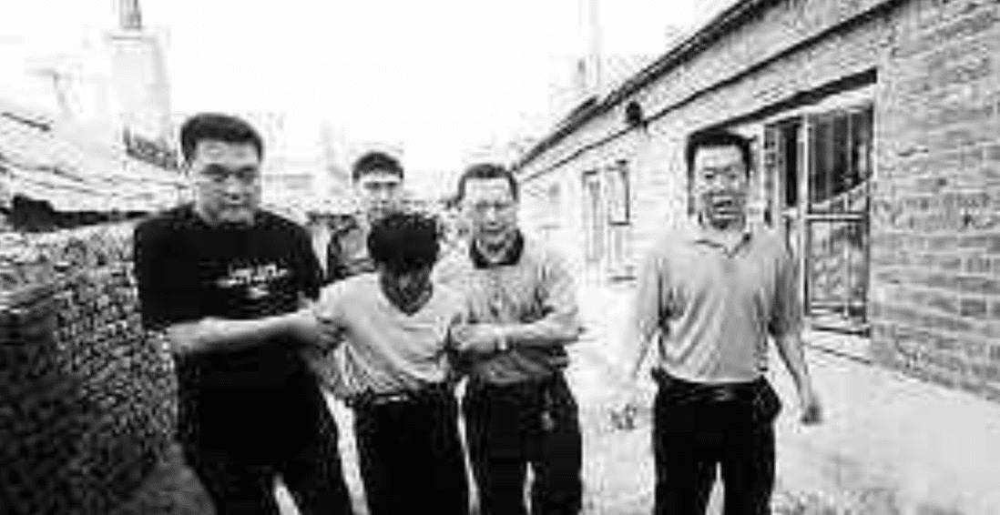 辽宁第一悍匪:专门偷袭情侣,8年杀害45人,这是为什么?_王强_因为_关爱