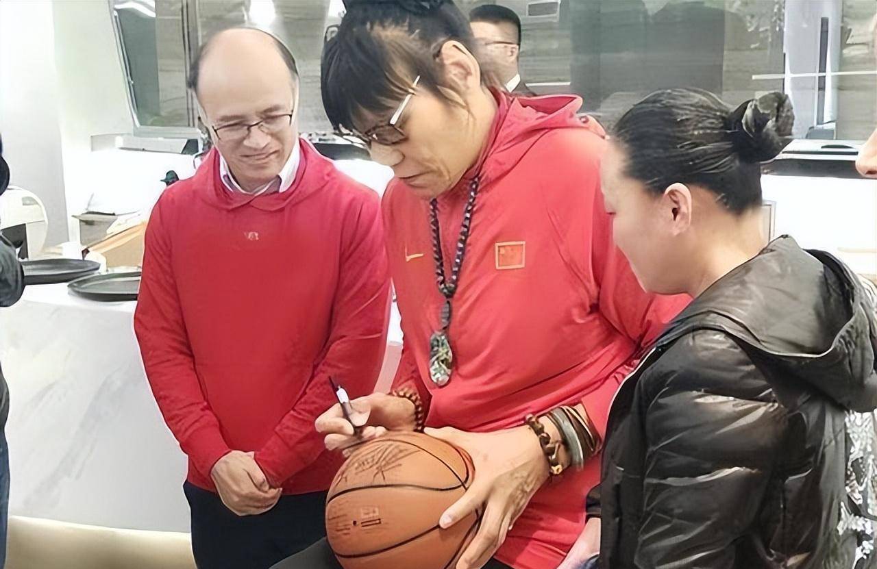 56岁郑海霞近状:双腿弯曲难以长时间行走,婚姻多年留下巨大遗憾_生活