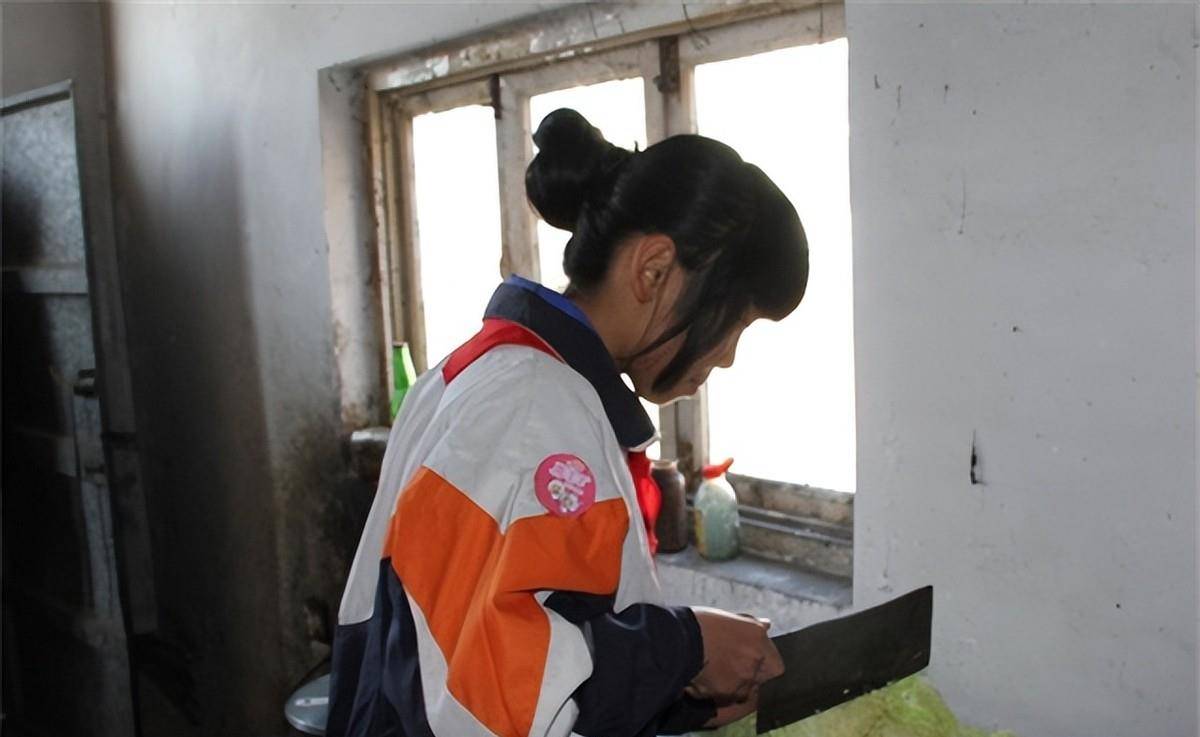 关系老人6年,每天端屎端尿,老人死前还喊她名字_张嘉媚_张少清_太爷