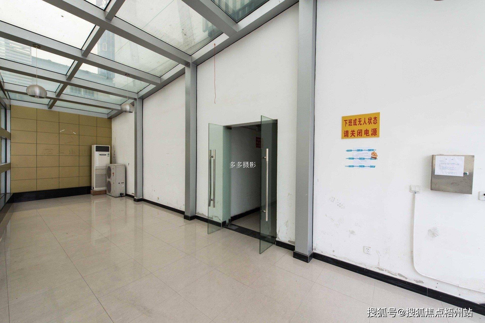 公交:1:石龙路永川路 距离:131m,公交线路:111路;156路;761路;南川线2