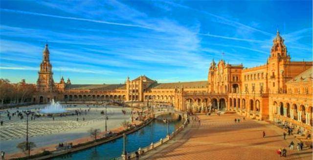 号称是上帝建筑师高迪设计的圣家堂,还有古埃儿公园,以及马德里王宫