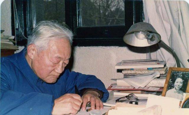 妻子去世,活了101岁,巴金感慨长寿是折磨,临终遗言令