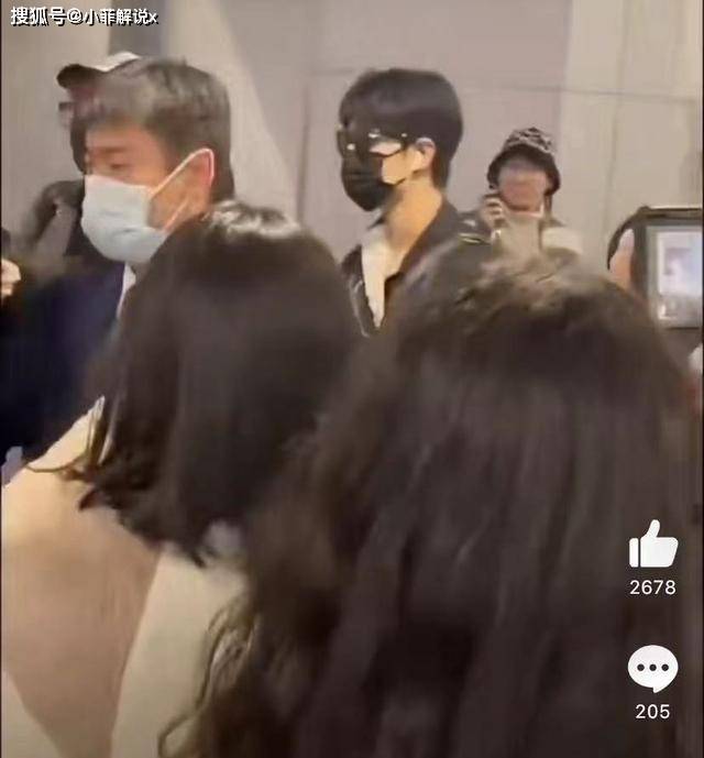 肖战忍无可忍,深夜机场发火,对私生和代拍大声咆哮_围堵_手机_一个人