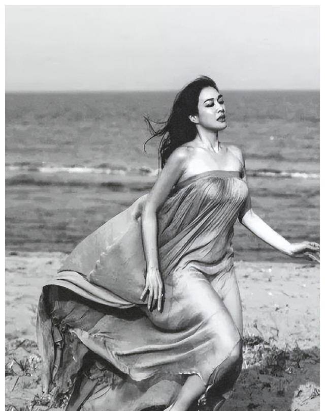 钟丽缇惊艳亮相情人节,53岁完美身材引热议,雪天造型惊艳!