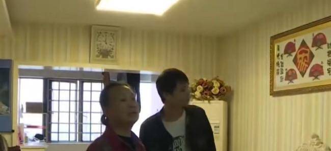 32岁丈夫如巨婴,吃饭必须人喂,妻子提离婚引婆婆大怒