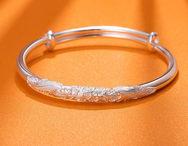 女性长期戴"银手镯",身体最后怎么样了呢?