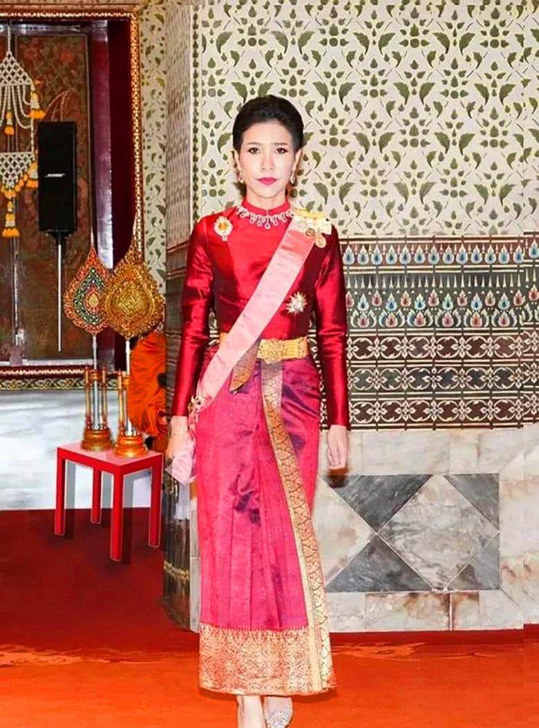 诗妮娜贵妃狱中惦记女儿,偷偷请侍卫传递口信,要她听王后的话_国王