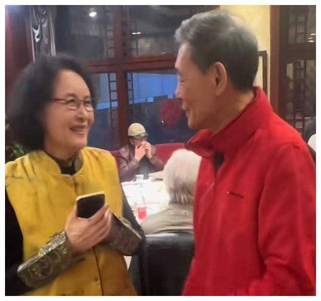 沈丹萍现身与外籍老公同框,宋晓英惊艳亮相_生活_乡村_村庄