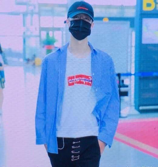 22岁的王一博为了拉风,在裤子上加了5个回形针,效果真是一绝_活动