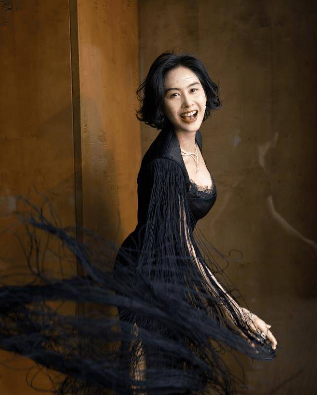 终于相信朱茵49岁了,活动生图法令纹明显,好在身材依旧丰满_造型_感觉