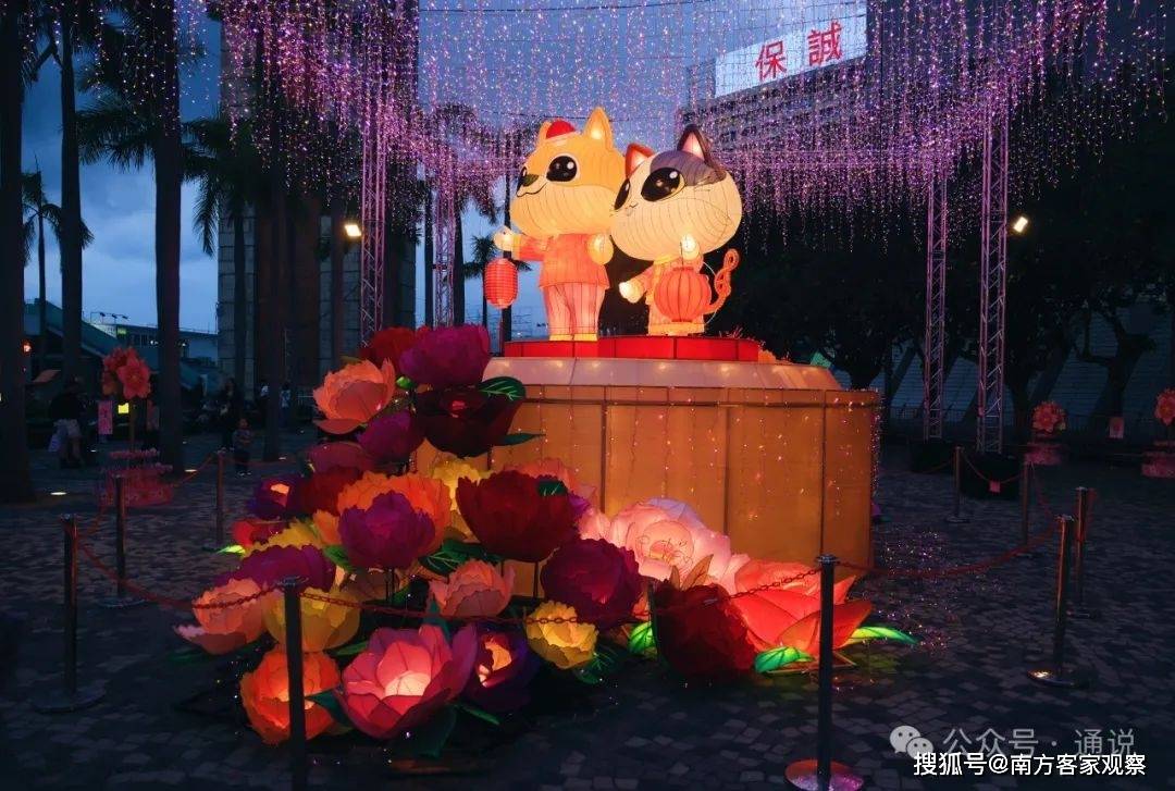 香港文化中心露天广场展出以青龙为主题,代表春天生机的的春节彩灯,由