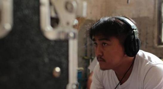 自己,从比较底层干起,认识朋友,去剧组里当导演助理,还干过演员助理等