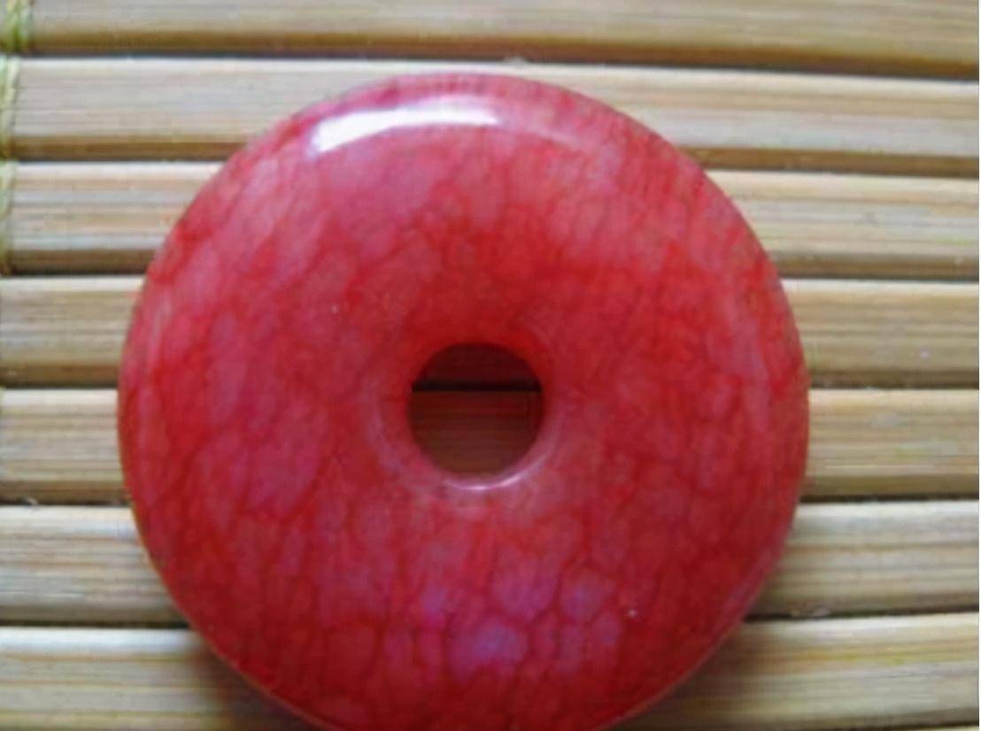 虽说血玉的神秘面纱被揭开,但是血玉的价格仍然被文物贩子炒的十分