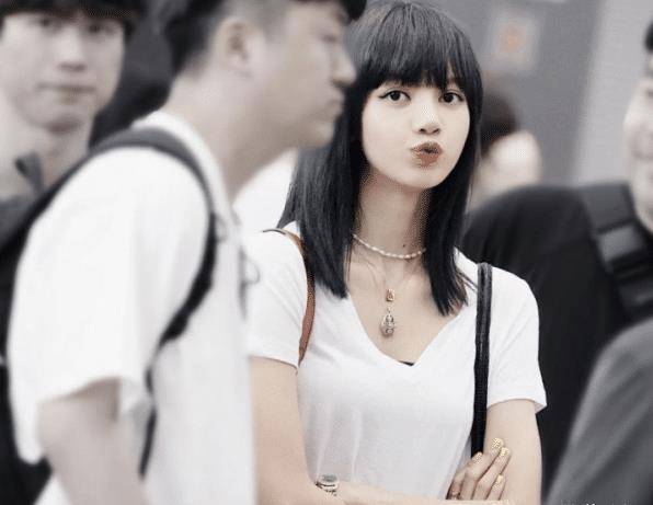 所以让他们慢慢的更加熟悉彼此了,而lisa和蔡徐坤两个人其实是有着