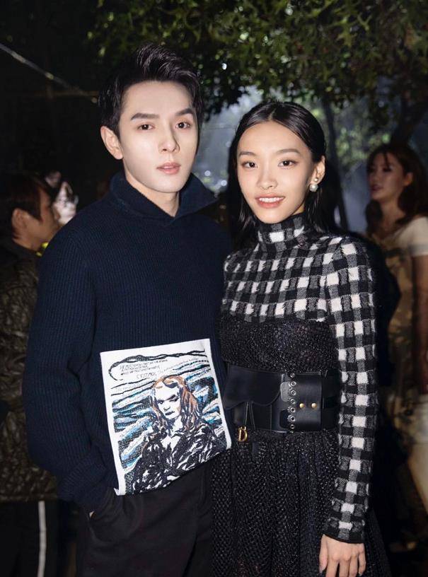 刘柏辛李佳琦直播穿同款,以为是时髦情侣,没想到却是真兄妹_口红_穿着