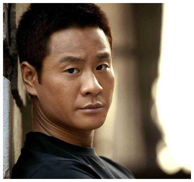 没错,就是说连奕名这位备受瞩目的导演,竟然因为一段"野花"风波,让他