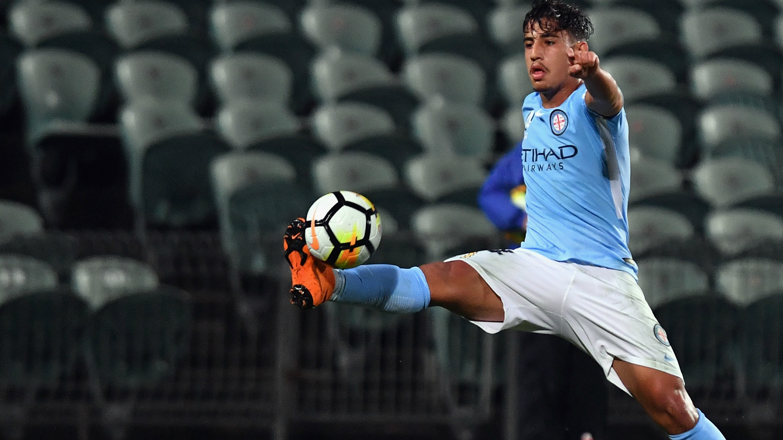 阿辛尼于今年初的职业联赛赛事中,为墨尔本城队射入职业生涯第一球.