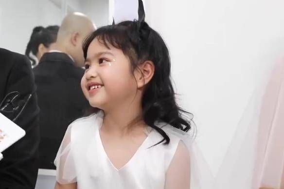 包贝尔一家现身央视,5岁饺子再现"肉包脸",和妈妈穿姐妹装超有爱_时候