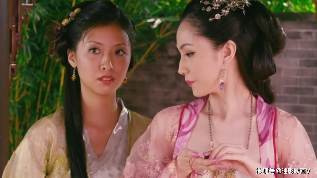 反观独守空房的铁小姐寂寞难以排解,恰巧这天,一个精壮卖炭翁权老实误