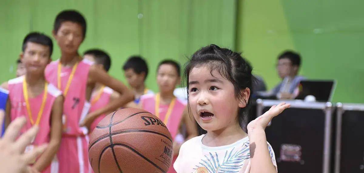 "姚明13岁女儿姚沁蕾:篮球巨星的传承,基因之奇妙令人惊叹"r_身高_训