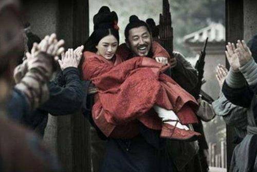 他年近40光棍一条,参加宴会时东家为他看完相,慌忙将女儿嫁给他_刘邦