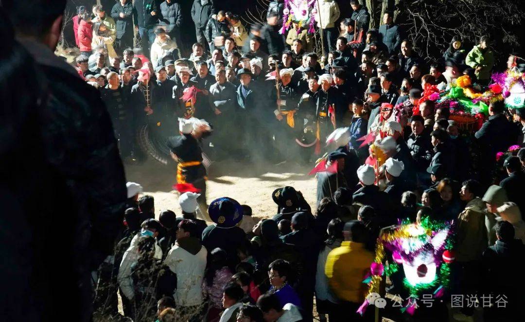 甘肃摄影师杨茂盛作品《年味》: 书韵传真情 秀女献祥瑞_甘谷_节日