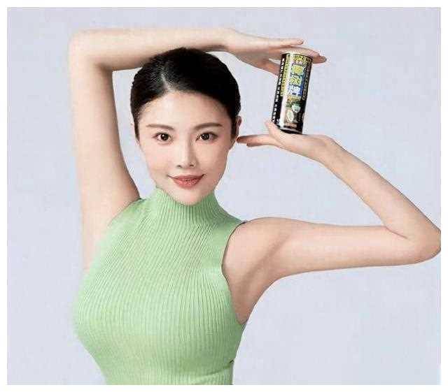 徐冬冬与15岁长辈相恋,甜蜜宣布订婚,粉丝惊呼!