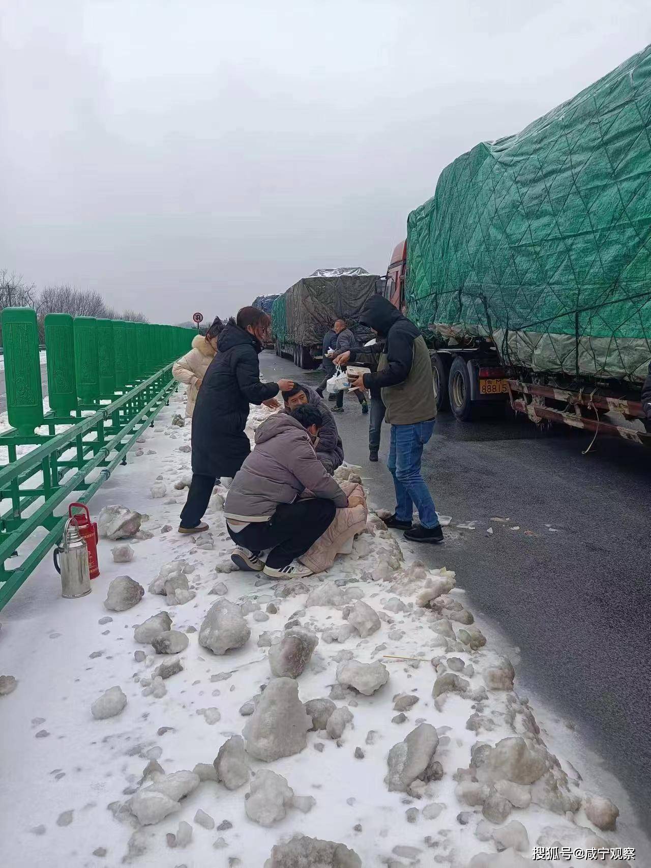 志愿者陪高速滞留旅客过元宵节_嘉鱼_物资_汤圆