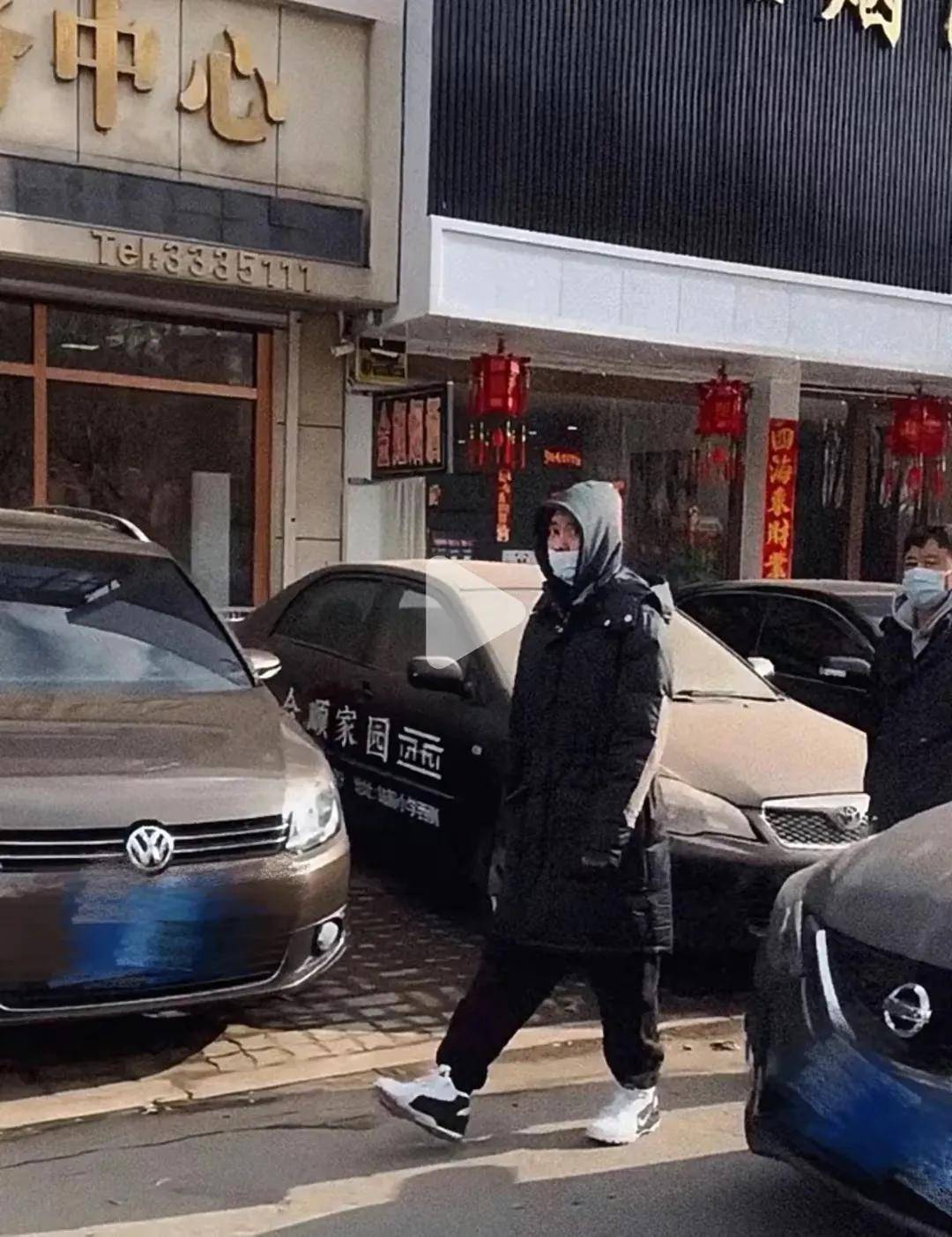 李易峰跪着祈福,头被敲打很虔诚,挑选贡果,普通得不能再普通了_锻炼