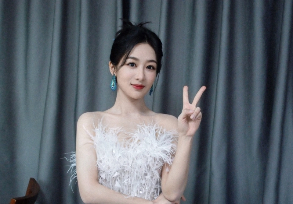 紧接着,杨紫将与许凯一起主演都市家庭剧《程欢传》.