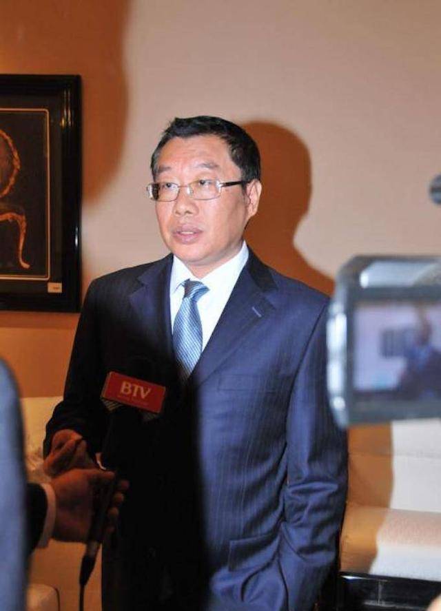 2020年,富商张小波到银行提额遭讽刺,一怒取走全部存款_人员_柜台