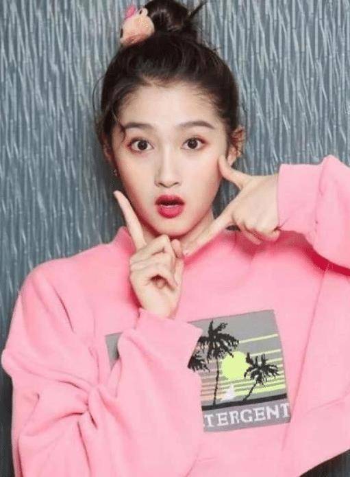 22岁关晓彤碰上39岁李小璐,同穿露脐装,一个甜美一个自信!