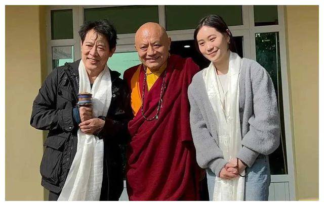 62岁的利智颜值不再,与李连杰和女儿合影!_jada_生活_故事