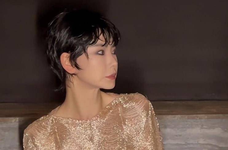 米兰这一夜:娜扎袒露事业线,被袁姗姗鼻子吓到,戚薇怎么了?