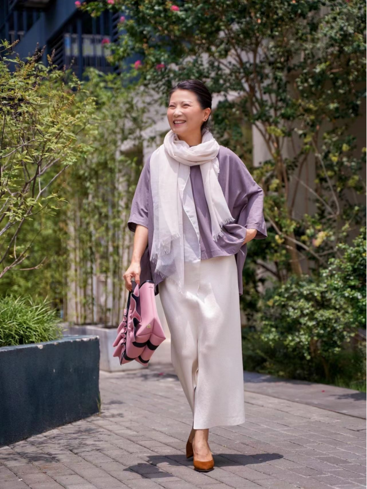 70岁赵雅芝亲身示范:不穿老年装,不戴围巾,到老都没"大妈感"_时尚