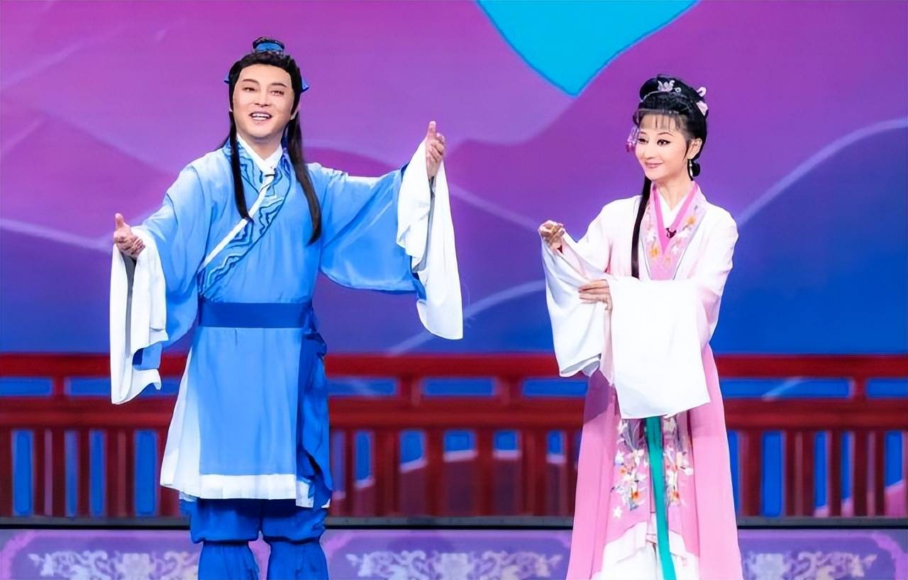 央视元宵晚会收视破8,节目开盲盒满满彩蛋,13人主持