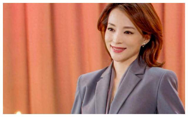 董卿从平凡到华丽:烫发化妆惊艳变身,短裙贵妇气质消失_品质_变化